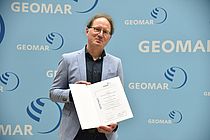 Professor Dr David Thieltges, Royal Netherlands Institute for Sea Research and University of Groningen, was awarded the 29th Petersen Excellence Professorship of the Prof. Dr. Werner Petersen Foundation. Photo: Thomas Eisenkrätzer. GEOMAR