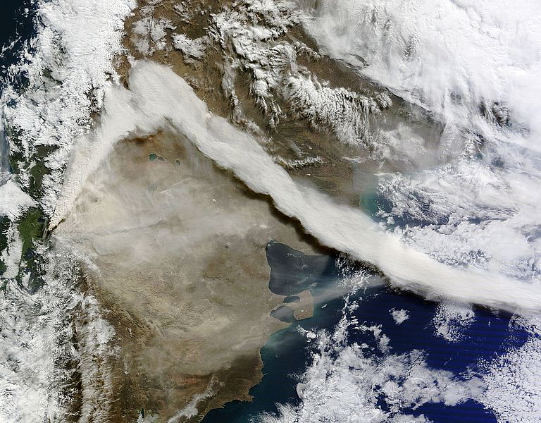 Satellitenbild Südamerikas vom 7. Juni 2011. Deutlich ist die Aschewolke zu sehen, die nach der Eruption des chilenischen Vulkans Puyehue den gesamten Kontinent überquerte. Der Ausbruch des Puyehue ist nur das jüngste Beispiel für den aktiven Vulkanismus rund um den Pazifik. Foto: NASA