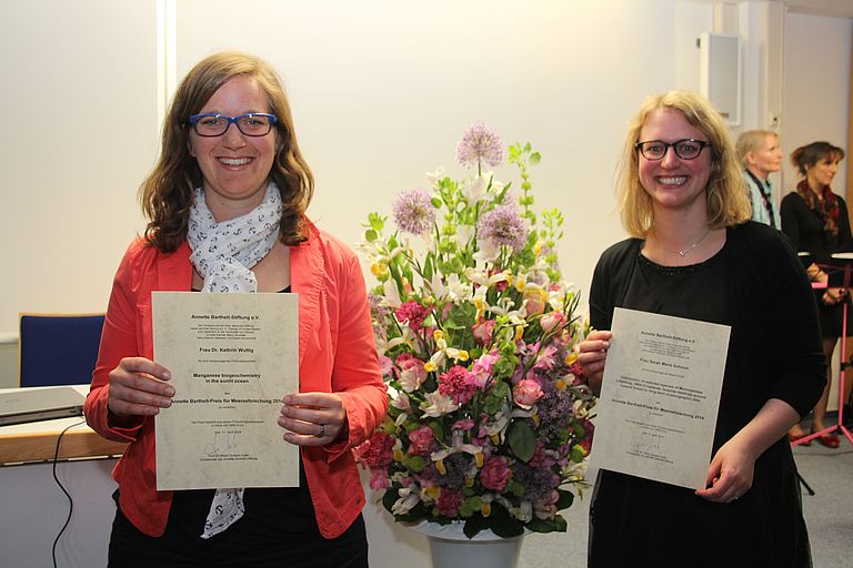 Award winners Dr. Kathrin Wuttig ( l) and Sarah Schnurr (r). Photo: A. Villwock, GEOMAR.
