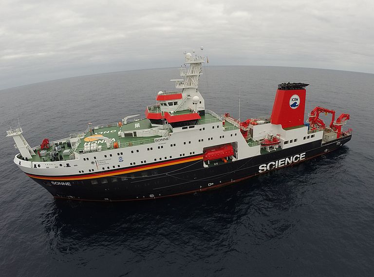 Auch das Ausbringen des GeoSEA-Arrays  erfolgt mit dem Forschungsschiff SONNE (Expedition SO244, Leg II). Foto: E. Söding, Ozean der Zukunft