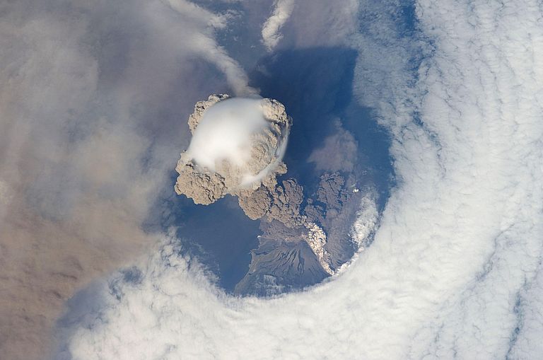 Der Ausbruch des Sarychev Peak im Jahr 2009 - hier von der ISS aus gesehen - transportierte Schwefelgase bis in die Stratosphäre. Foto: NASA
