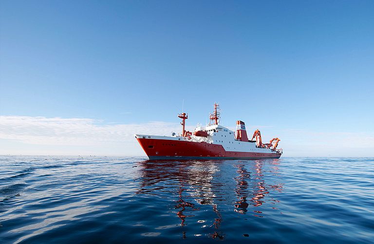 Das Forschungsschiff SONNE. Es ist das einzige deutsche Forschungsschiff, das kontinuierlich im Pazifik und im Indischen Ozean präsent ist. Dementsprechend begehrt ist bei Wissenschaftlern Schiffs-Zeit für Projekte. Foto: B. Grundmann, GEOMAR
