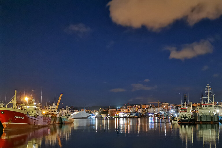 Beleuchtung am Hafen von Vigo, Spanien.