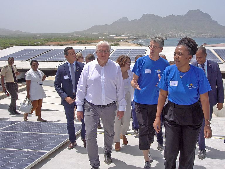 President Steinmeier inspects the roof of the Ocean Science Centre Mindelo, which is equipped with solar panels, together with Professor Dr Arne Körtzinger, Scientific Director of OSCM. 