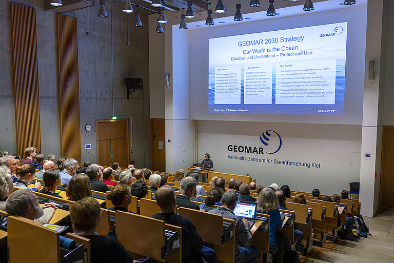 Direktorin Professorin Dr. Katja Matthes informierte über den aktuellen Stand der GEOMAR-Forschung. 