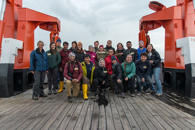 Die Teilnehmerinnen und Teilnehmer der Sommerschule auf dem Forschungsschiff ALKOR. Foto: Marc Petrikowski
