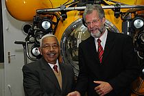 His Excellency Pedro Verona Rodrigues Pires, president of the Republic of Cape Verde, and Prof. Dr. Peter Herzig, Director of IFM-GEOMAR, in front of the submersible JAGO. Photo: Jan Steffen