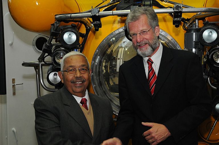 His Excellency Pedro Verona Rodrigues Pires, president of the Republic of Cape Verde, and Prof. Dr. Peter Herzig, Director of IFM-GEOMAR, in front of the submersible JAGO. Photo: Jan Steffen