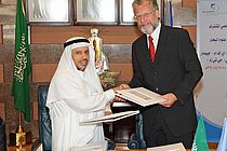 Prof. Dr. Peter Herzig, Director of IFM-GEOMAR, and Prof. Dr. Abdulrahman Obaid Alyoubi, Vice President for Educational Affairs, King Abdulaziz University sign the contract of the "Jeddah Transect Project". Photo: M. Dengler, IFM-GEOMAR.