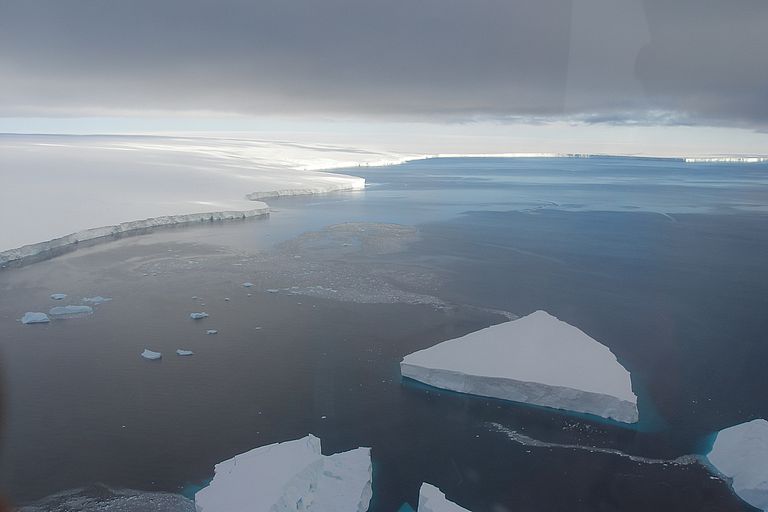 Schelfeis und Eisberge vor Marie Byrd Land (Westantarktis). Foto: R. Werner, GEOMAR