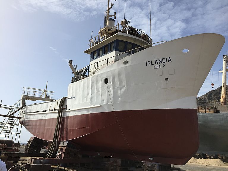 Forschungsschiff Islandia während ihres Werftaufenthalts in Mindelo. Foto: Peter Herzig, GEOMAR.