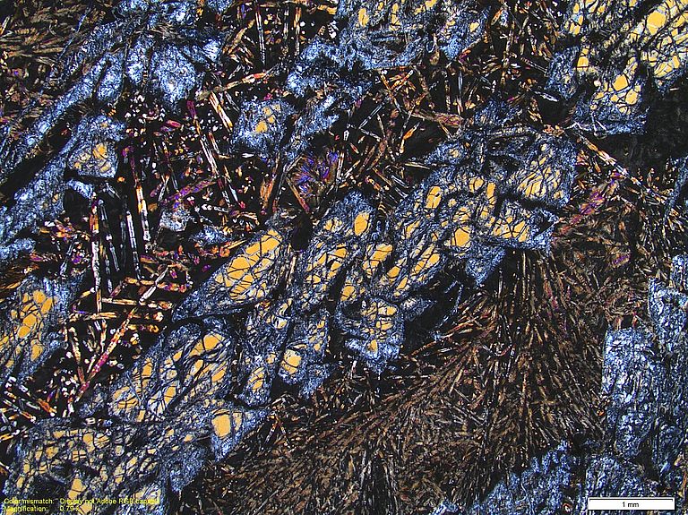 Mikroskopaufnahme eines Dünnschliffs von komatiitreicher Lava aus dem Abitibi Gürtels in Kanada. Foto: A. Sobolev, ISTerre.