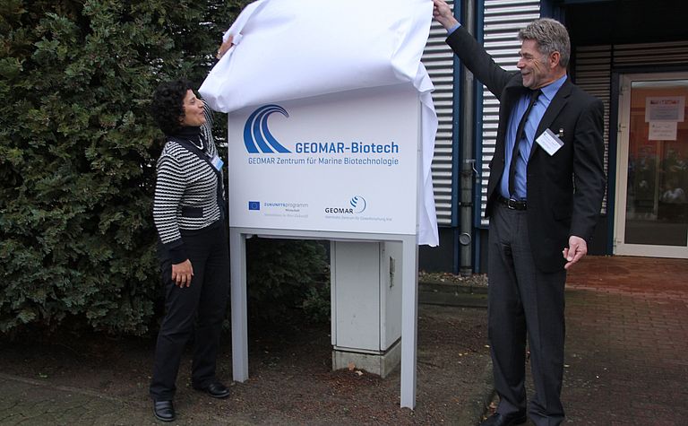 Prof. Dr. Deniz Tasdemir und GEOMAR-Verwaltungsdirektor Michael Wagner enthüllen das GEOMAR-Biotech Schild . Foto: Andreas Villwock, GEOMAR