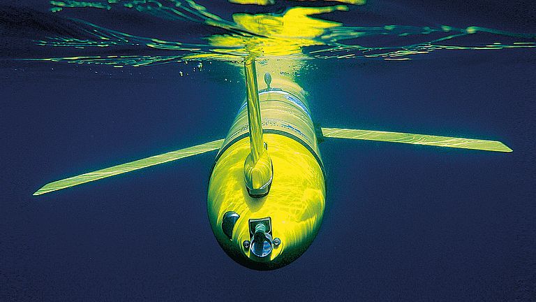 Ein Gleiter kann mit einer Akkuladung mehrere Monate unterwegs sein und dabei über 2.000 Kilometer in den oberen Schichten des Ozeans zurücklegen.