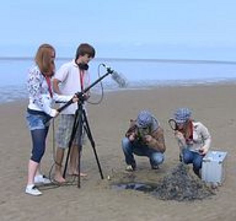 Am Strand von St. Peter-Ording simulieren Teilnehmer eines Schüler-Sommerkurses die Entstehung von Tsunamis - und produzieren gleichzeitig einen Film für das Internet-Portal "Meeresforschung für Mich". Foto: S. Soria-Dengg, GEOMAR