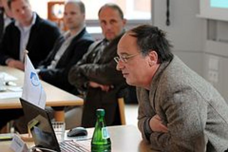 Prof. Dr. Klaus Wallmann, Koordinator des EU-Projekts ECO2, erläutert Journalisten die Aufgaben und Ziele des Projekts. Foto: J. Steffen, IFM-GEOMAR