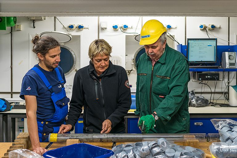 Examination of drill cores in the laboratory of RV METEOR. Photo: Christian Rohleder. 
