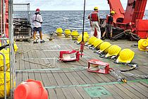 Schon jetzt gibt es zahlreiche Messungen im Atlantik, z.B. mit Verankerungen, wie sie hier vom Forschungsschiff METEOR ausgesetzt werden. Foto: W. Huneke, GEOMAR