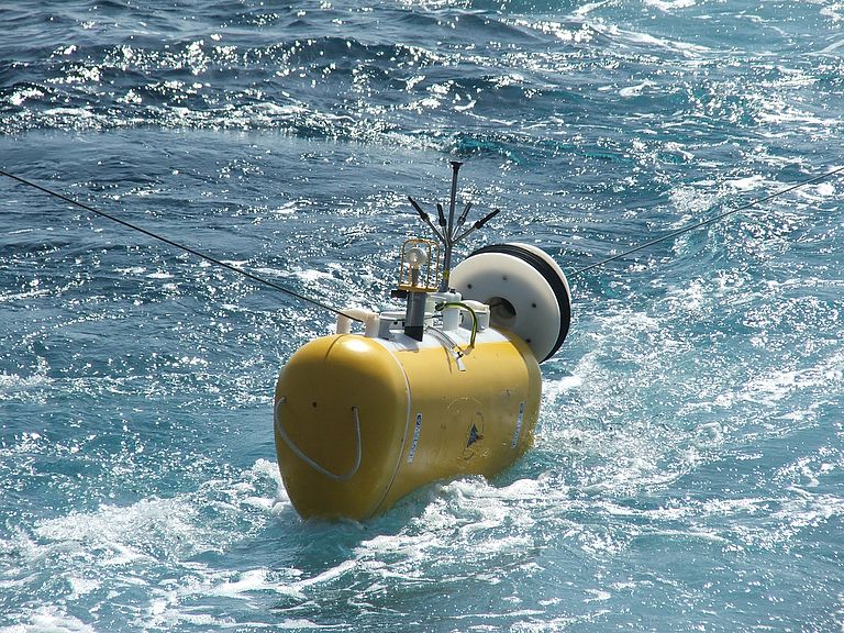 The so-called “Profiler” is an instrument moored to the ocean floor by steel wire several km in length. 
