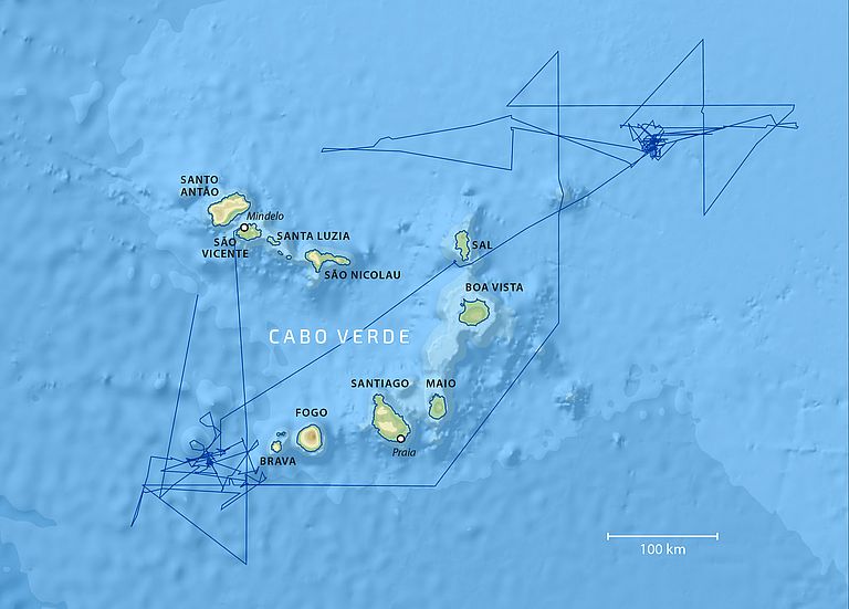 Auf diesem Plot ist die Fahrtroute des Forschungsschiffs METEOR während der vergangenen vier Wochen zu sehen. Die beiden Wirbel, welche die Wissenschaftler untersucht haben, lagen nord-östlich und süd-westlich der Kap Verden. Bild: GEOMAR