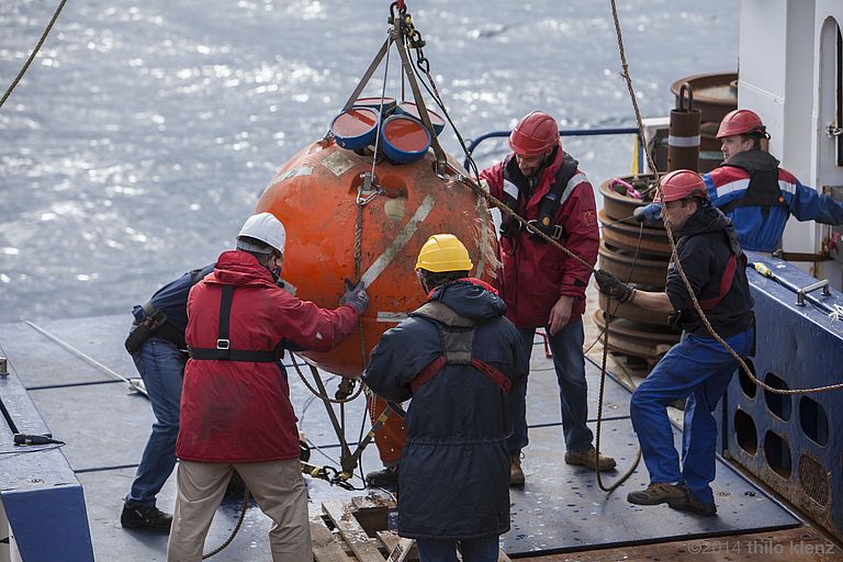 Recovery of a mooring in the Labrador Sea during the Expedition MSM40. Photo: Thilo Klenz, GEOMAR.