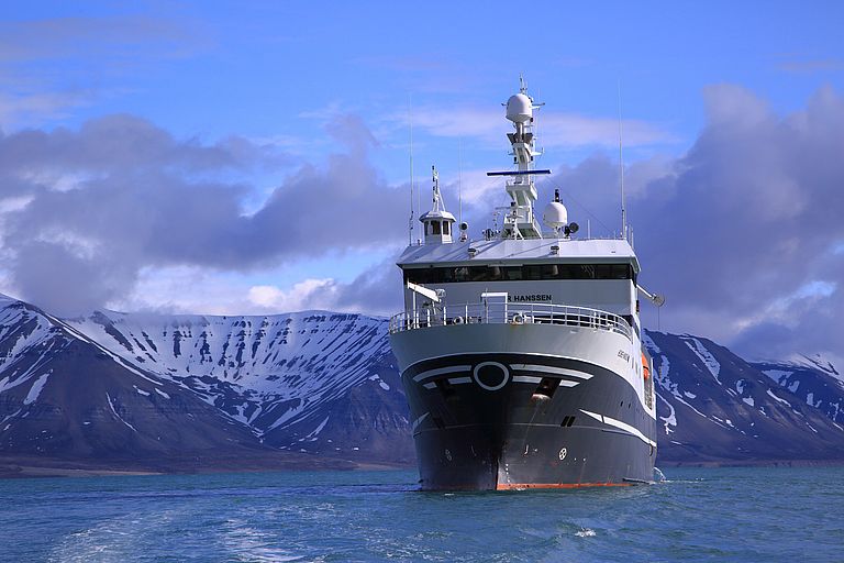 Das Forschungsschiff HELMER HANSSEN vor der Küste von Spitzbergen. Foto: Randall Hyman