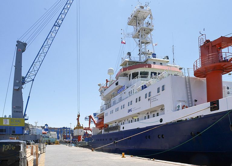 In the port of Valparaiso the research vessel METEOR is being loaded up with scientific equipment. Photo: Martin Visbeck, GEOMAR