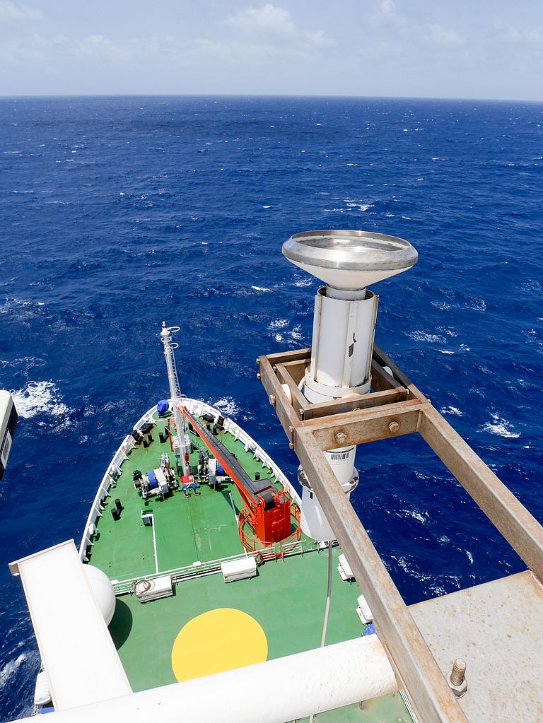Die tiefblaue Farbe des tropischen Atlantiks von der FS METEOR aus gesehen. Sie zeigt, dass hier besonders wenig Nährstoffe im Wasser vorhanden sind. Foto: M. Visbeck, GEOMAR