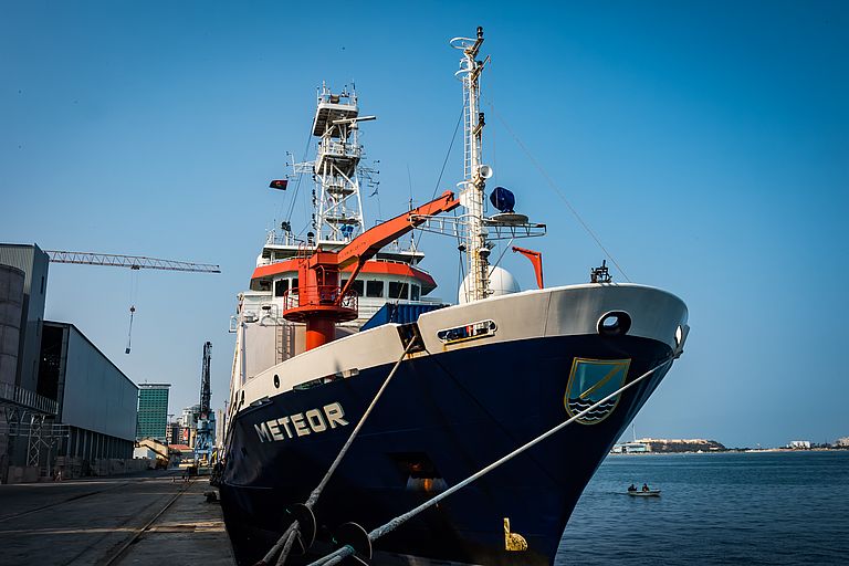 Die METEOR im Hafen von Luanda. Foto SvN