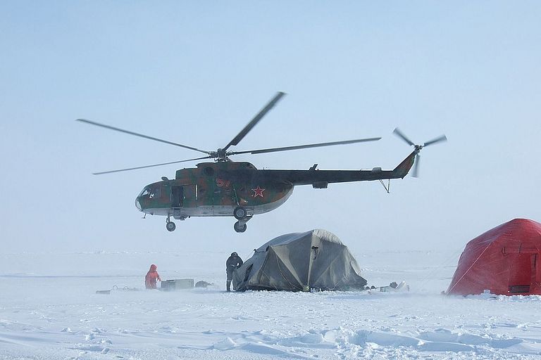 Mit russischen Transporthubschraubern fliegen die Wissenschaftler von der Hafenstadt Tiksi zum Arbeitsgebiet auf dem Festeis der Laptev-See. Foto: H. Kassens, IFM-GEOMAR
