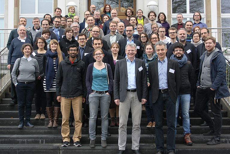 Die Teilnehmerinnen und Teilnehmer des Workshops in Kiel. In der ersten Reihe die Organisatoren Dr. Elmar Kriegler (PIK) und Prof. Dr. Andreas Oschlies (GEOMAR). Foto: Rita Erven