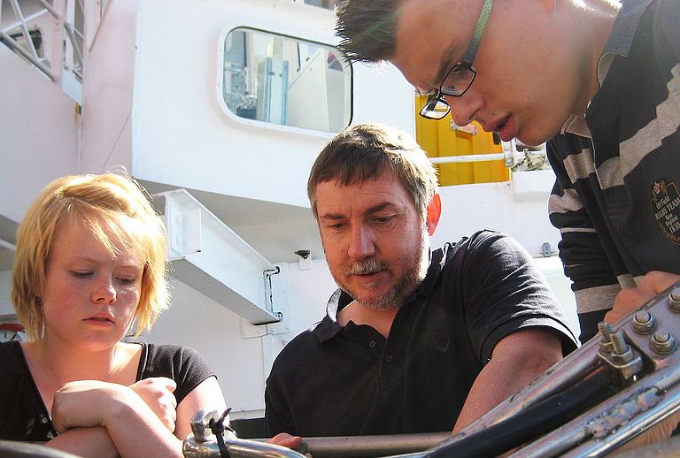 Dr. Joachim Dengg mit Schülern an Bord des Forschungsschiffes ALKOR. Foto: Mareike Wilms, IFM-GEOMAR