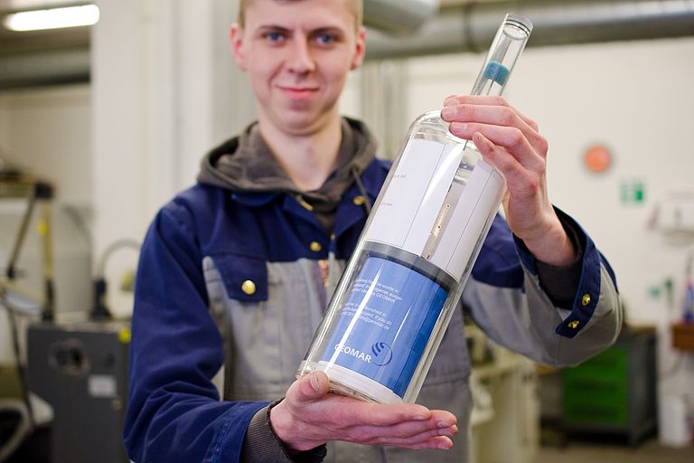 Christian Soinski is part of the GEOMAR technician team which prepared the transmitter bottle. Photo: J. Steffen, GEOMAR