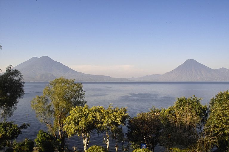 Die Caldera des Vulkans Atitlan in Guatemala. Vergangene Ausbrüche dieses Vulkans und anderer zentral-amerikanischer Vulkane waren im Rahmen des Sonderforschungsbereichs 574 rekonstruiert worden.  Sie dienten als Grundlage für die aktuellen Modellrechnungen. Foto: S. Kutterolf, GEOMAR