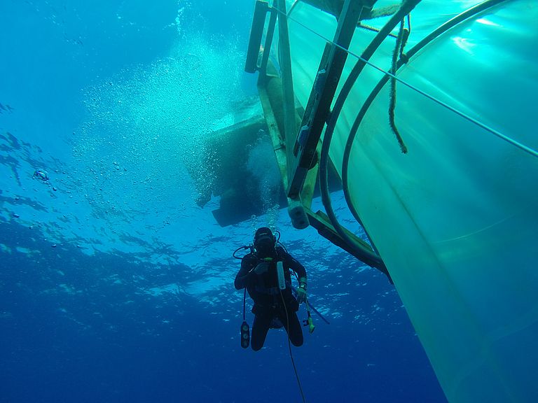 A diver next to a mesocosm off the coast of Gran Canaria. Photo: Michael Sswat/GEOMAR (CC BY 4.0)