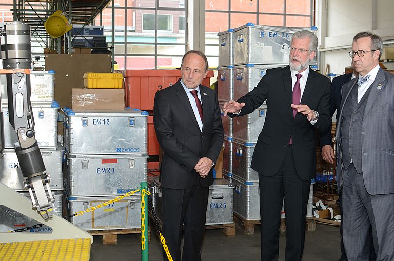 Dr Peter Linke, head of the Technology and Logistics Centre at GEOMAR (l.), and GEOMAR director Professor Peter Herzig (centre) presenting  the ROV PHOCA to President Ilves. Photo: J. Steffen, GEOMAR