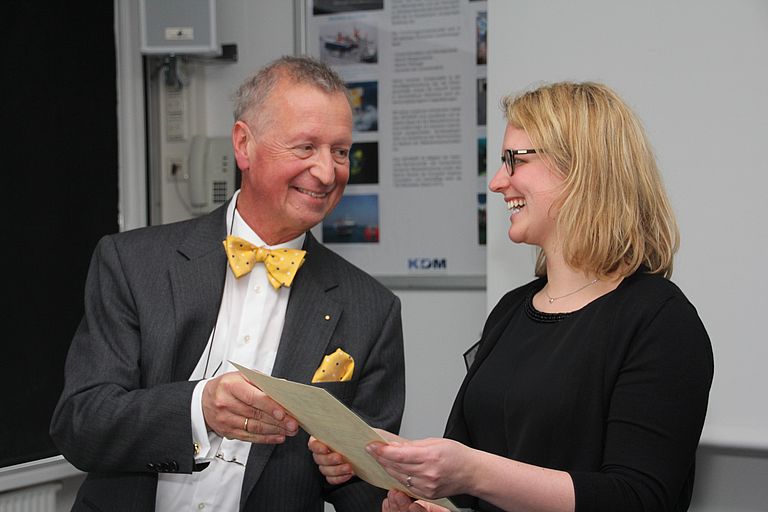Preisträgerin Sarah Schnurr mit Prof. Dr. Wolf-Christian Dullo. Foto: A. Villwock, GEOMAR.