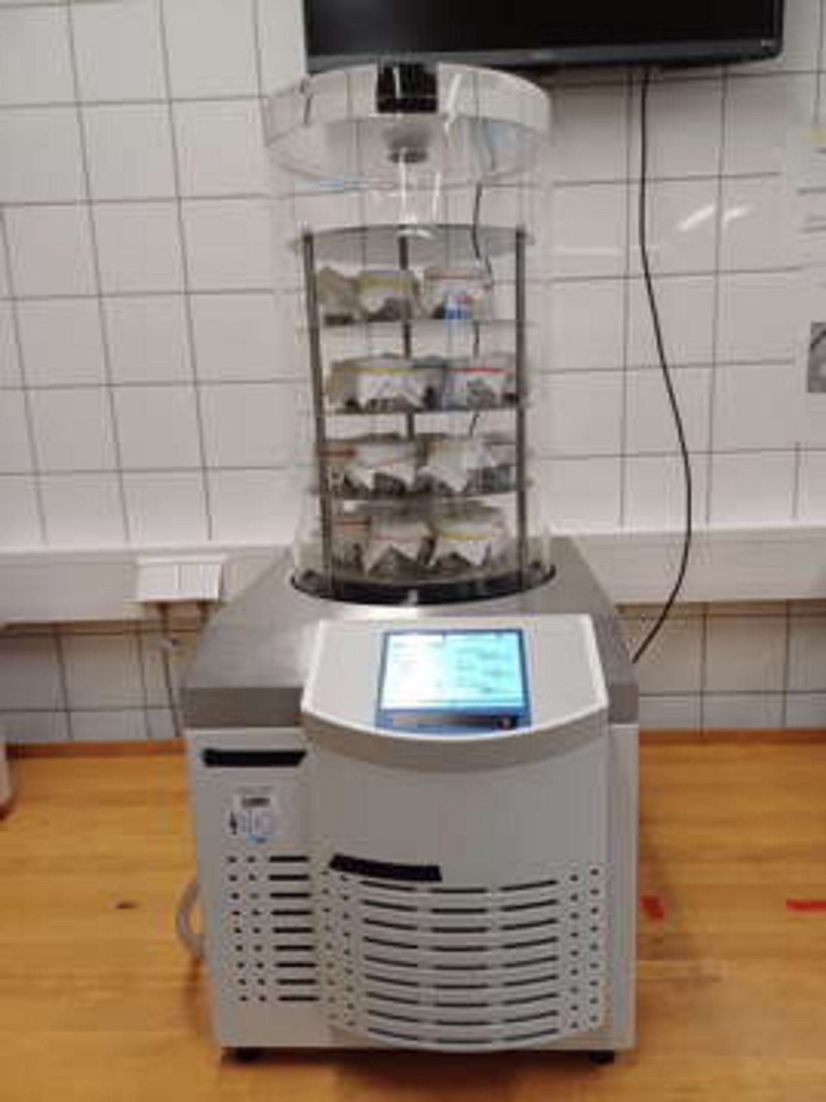 A lyophilizer in the laboratory for core description