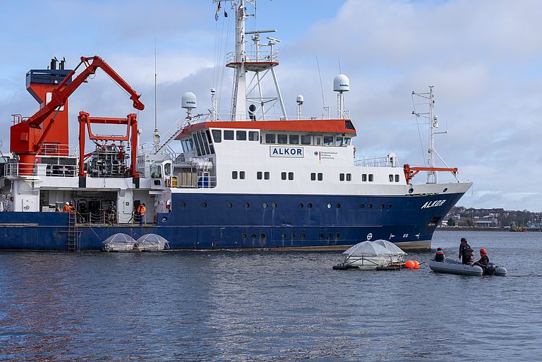 Research vessel ALKOR brought the mesocosms to the experimental site at the Kiel west shore. 