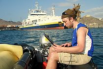 Doktorand Bjoern Fiedler bei Test des neuartigen Tiefendrifters im Hafen von Mindelo Kapverden. Im Hintergrund das französische Forschungsschiff L’ATALANTE. Foto: IFM-GEOMAR.