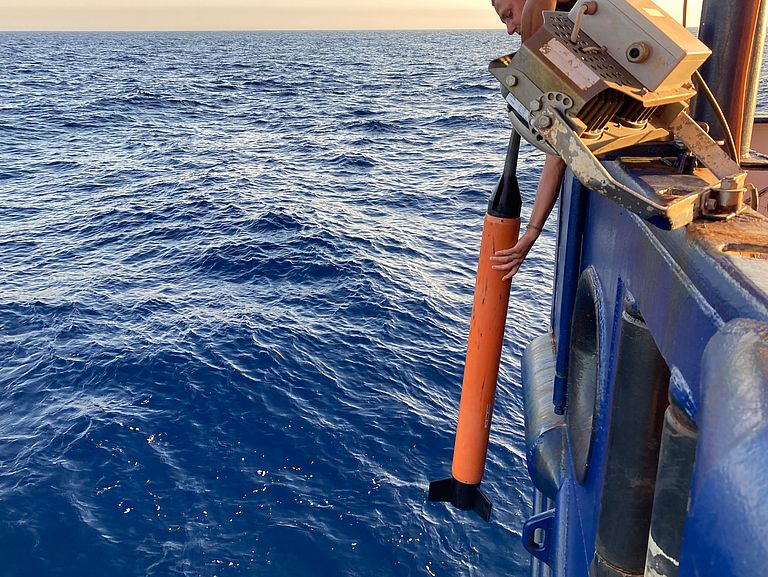 Recovery of a magnetometer during the METEOR expedition SUAVE in the Mediterranean Sea.