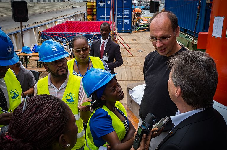 Auch die angolanischen Medien zeigten großes Interesse am Besuch der METEOR. Botschafter Rainer Müller und Fahrtleiter Peter Brandt beantworten Fragen. Foto: SvN