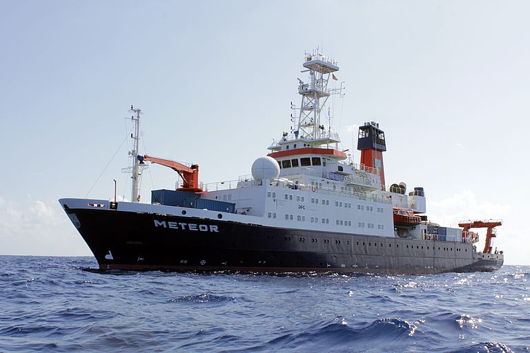 Das deutsche Forschungsschiff Meteor im tropischen Atlantik. Foto: Kosmas Hench