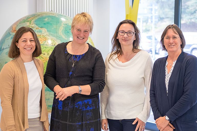 Prof. Dr. Katja Matthes (left), Prof. Dr. Anja Engel (2nd from right) and Dr. Catriona Clemmesen (right) from the GEOMAR Women's Executive Board with Prof. Dr. Karen Wiltshire. Photo: Jan Steffen/GEOMAR