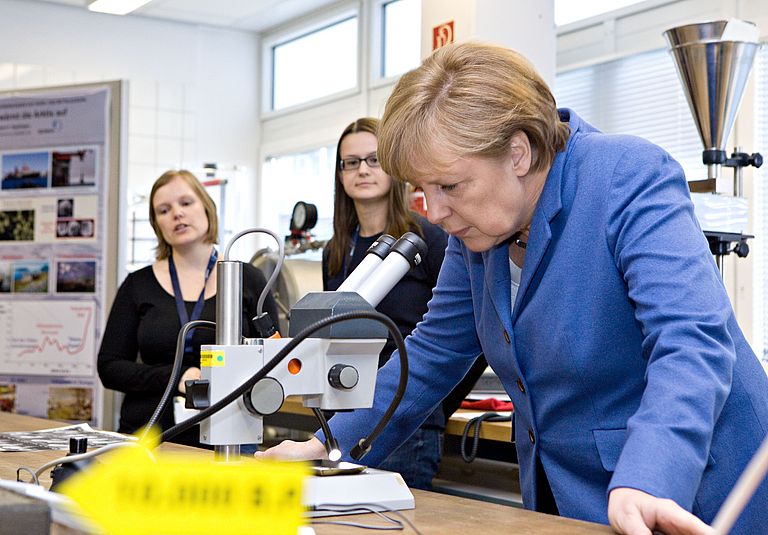 Bundeskanzlerin Merkel informierte sich auch über Methoden der Klimaforschung. Foto: F. Dott