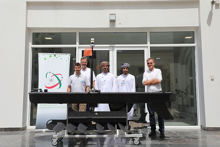 Das omanisch-deutsche Team: Patrick Leibold, Mark Schmidt, Omar Al Abri, Warith Al Sheibany, Warner Brückmann. Foto: TRC Communication Departmen