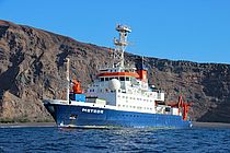 [Translate to English:] Das Forschungsschiff METEOR auf dem Weg zurück in den Hafen von Mindelo in der Bucht von Tarrafal (Santo Antao). Foto: Arne Körtzinger/GEOMAR