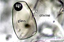 Einfluss einer Schmelze in Olivin aus Komatiit, dass auf 1,500 Grad Celsius erhitzt wurde, um Glas zu erzeugen. Dieses Glas enthält einen signifikanten Anteil an Wasser aus dem tieferen Erdmantel.
