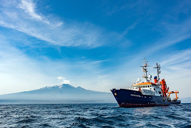 The research vessel POSEIDON off Mount Etna. It is the most active volcano in Europe. Foto: Felix Gross (CC BY 4.0)