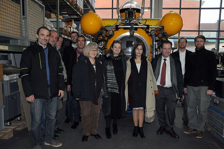 Three EU politicians (Ulrike Rodust, Isabelle Thomas and Dolores García-Hierro Caraballo (left to right) with representatives of the EU and GEOMAR in front of the JAGO submersible. Photo: A. Villwock, GEOMAR